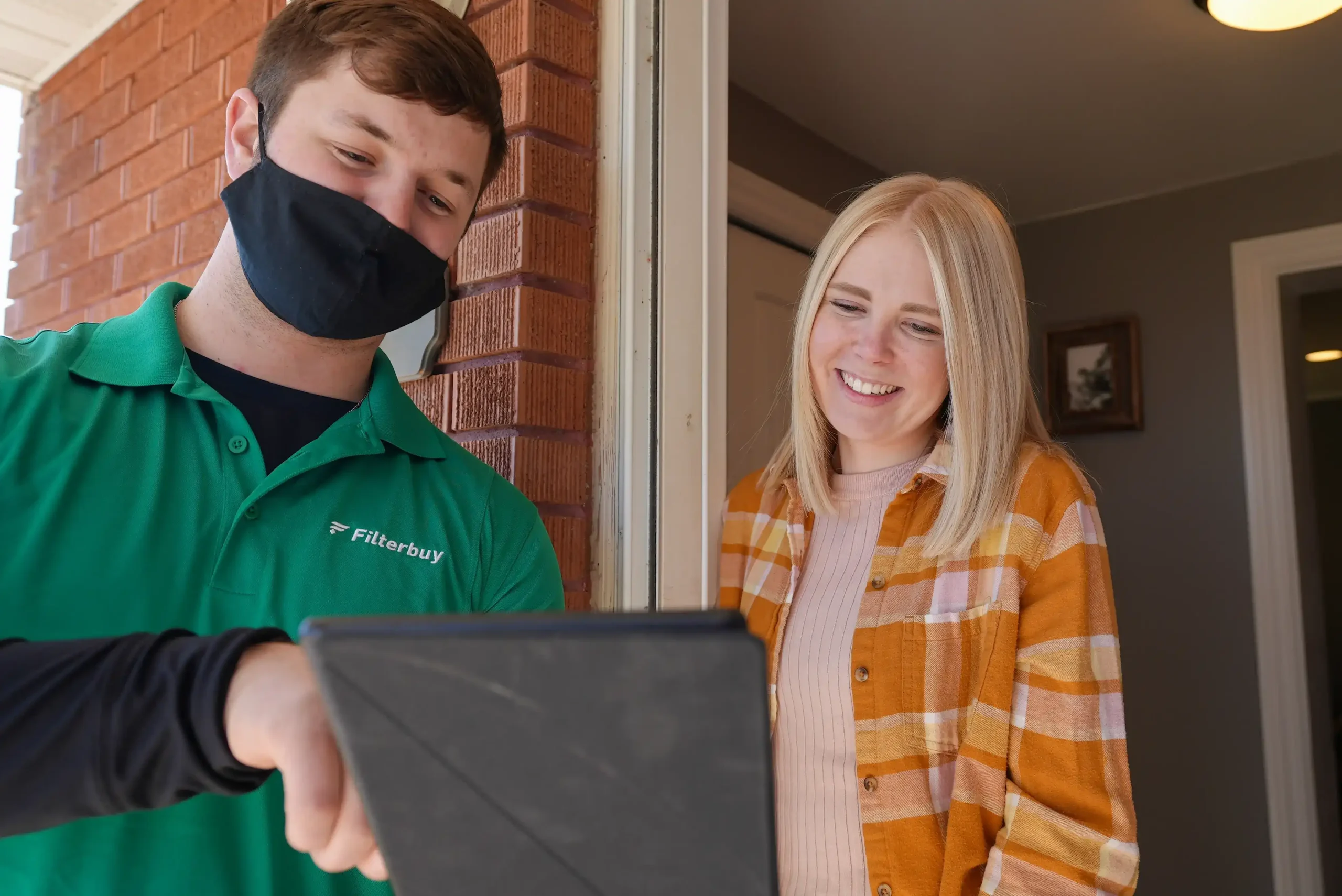 Filterbuy technician talking to a woman customer.